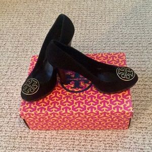 Never worn, Tory Burch black Betty Suede Pumps